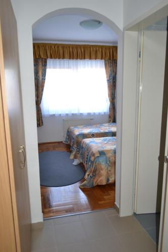 Кровать или кровати в номере Leier Business Hotel