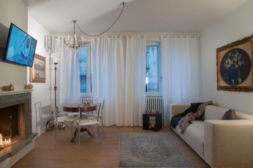 salon z kanapą i stołem w obiekcie Relais Merizzi w mieście Tirano