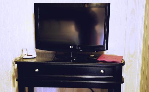 Televisyen dan/atau pusat hiburan di Gold Pan Lodge