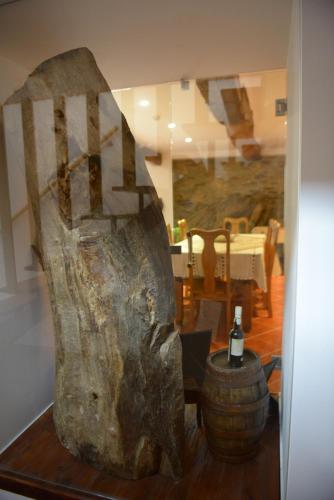 a sculpture of a head in a room with a table at Casa da Fraga in Ferreira