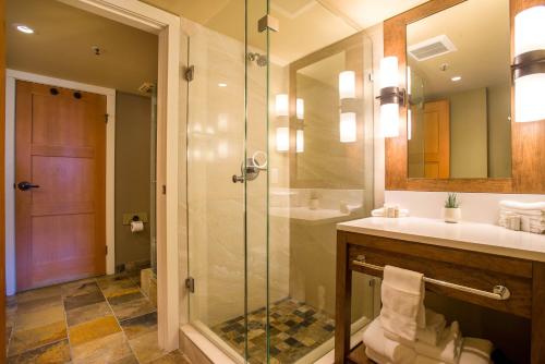 ein Bad mit einer Dusche und einem Waschbecken in der Unterkunft Sundial Hotel in Whistler