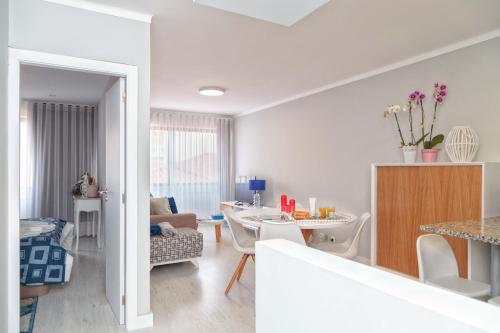 a kitchen and living room with a table and chairs at BestVillas Âncora Gaivotas in Vila Praia de Âncora