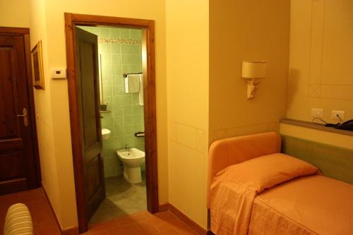 a small bathroom with a toilet and a sink at Locanda San Barnaba in Scarperia