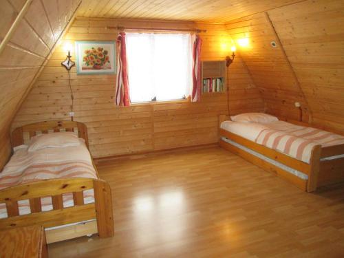 維茨的住宿－Podlas，小木屋内一间卧室,配有两张床
