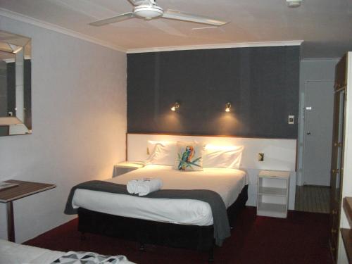 Un pat sau paturi într-o cameră la Beerwah Glasshouse Motel