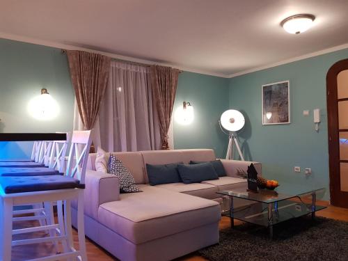 una sala de estar con un sofá y una mesa en Victory Dedinje, en Belgrado