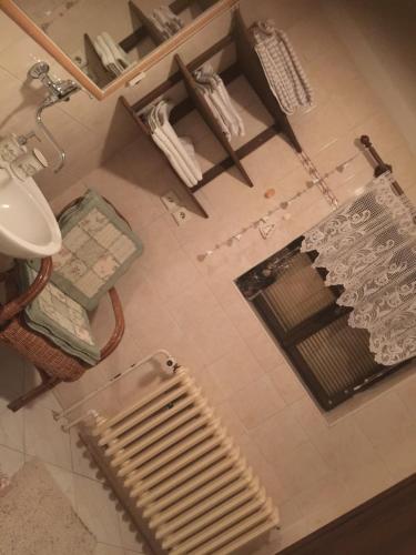 - une salle de bains avec lavabo et serviettes dans l'établissement Apartmán Verona, à Český Krumlov