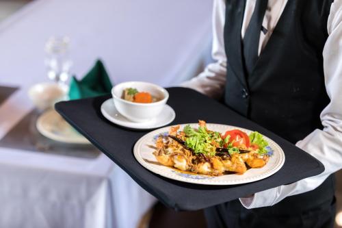 Makanan di atau berdekatan hotel