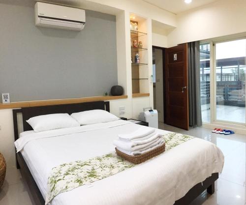 a bedroom with a bed with towels on it at Ashore 196 B&B in Dongshan