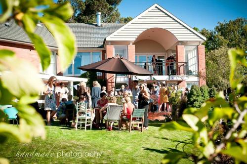 een groep mensen die buiten een huis zitten bij The cashmere bothy in Christchurch