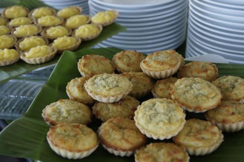 een stapel muffins op een groen bord op een tafel bij Mekong Riverside Boutique Resort & Spa in Cai Be