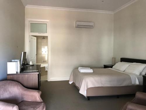 Ένα ή περισσότερα κρεβάτια σε δωμάτιο στο The Bridgetown Hotel