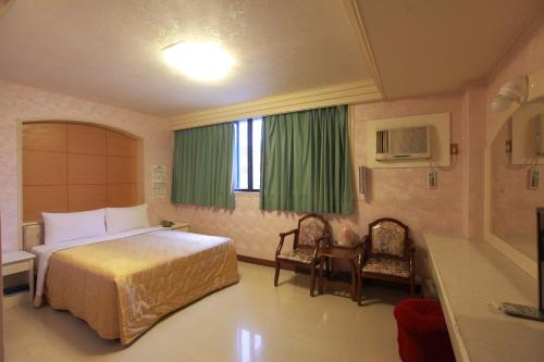 Tempat tidur dalam kamar di Yong Qi Hotel