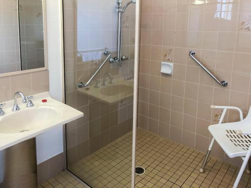 ein Badezimmer mit Dusche und Waschbecken in der Unterkunft Leeton Heritage Motor Inn in Leeton