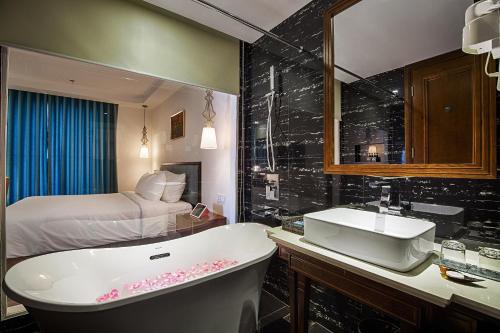 Koupelna v ubytování Adaline Hotel and Suite