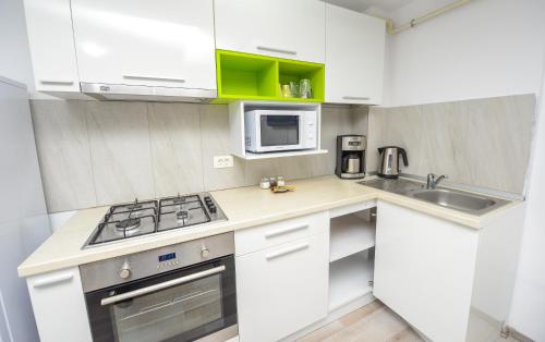 Kuchyň nebo kuchyňský kout v ubytování Harmony Suites