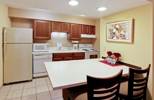 Η κουζίνα ή μικρή κουζίνα στο Hawthorn Extended Stay by Wyndham Columbus