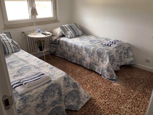 Ένα ή περισσότερα κρεβάτια σε δωμάτιο στο Piso encima de la playa en San Ciprián