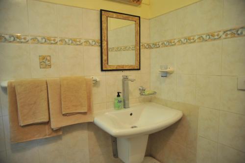 A bathroom at koeuris apartment