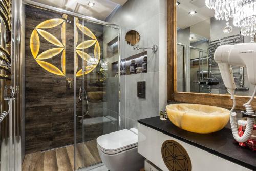 La salle de bains est pourvue d'un lavabo, de toilettes et d'une douche. dans l'établissement Apartament Szymaszkowa Relax Ski Odkryj Zakopane, à Zakopane
