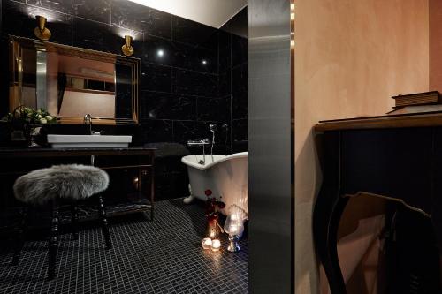 Vannas istaba naktsmītnē Roseto Hotel