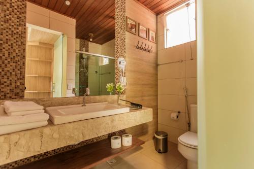 Ett badrum på Pousada Alta Vista - Inhotim