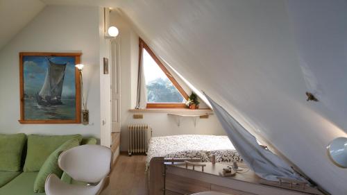 um quarto com uma cama, um sofá e uma janela em Island Eva em Nida