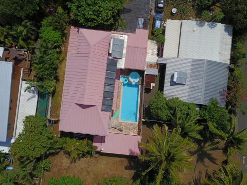 una vista aérea de una casa con piscina en Kaz' d'Ô, en Étang-Salé les Bains
