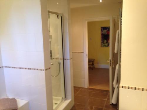 Salle de bains dans l'établissement Gweebarra