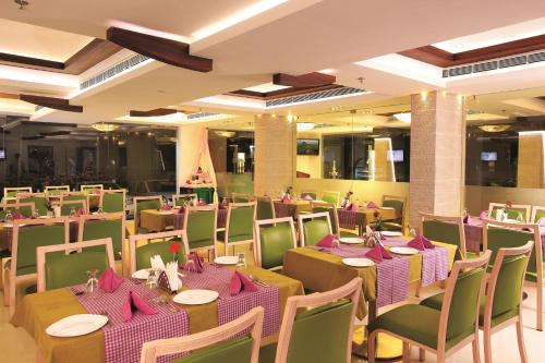 ห้องอาหารหรือที่รับประทานอาหารของ Biverah Hotel & Suites