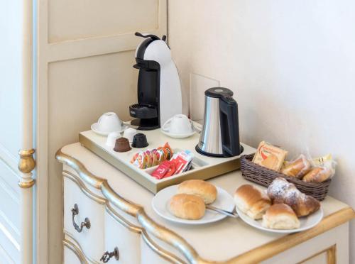 una mensola con due piatti di cibo e una macchinetta del caffè di B&B Palazzo Montesanto a Maiori