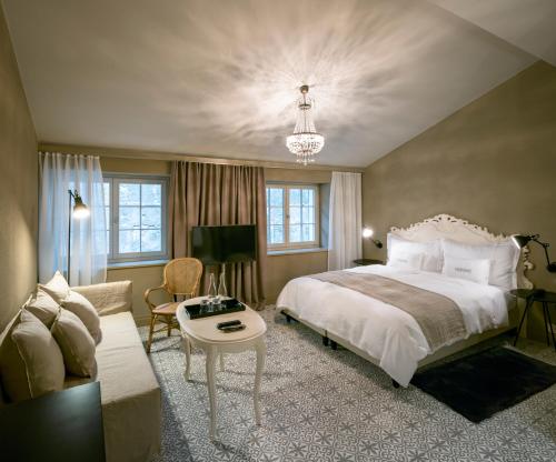 索洛圖恩的住宿－拉克瑞內艾特里爾獨立酒店，一间卧室配有一张大床和一个吊灯。