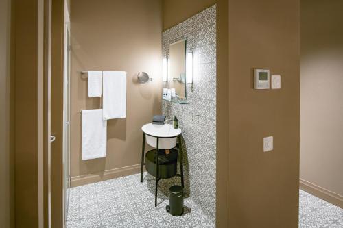 Ett badrum på La Couronne Atelier - Dependance