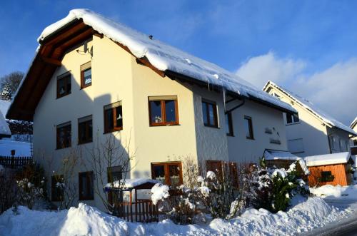 una casa con nieve en el techo en Haus Schnurbus, en Olsberg