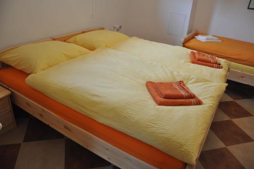 duas camas com toalhas por cima num quarto em Privatzimmer Bendl em Steinhaus am Semmering