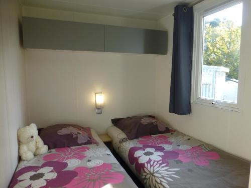 une chambre avec deux lits et une fenêtre dans l'établissement Camping Eden, à La Baule