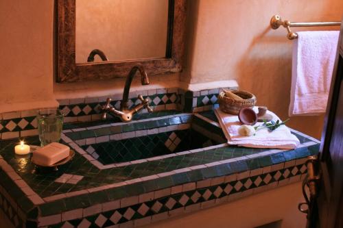 een badkamer met een wastafel en een spiegel bij Riad Honey in Marrakesh