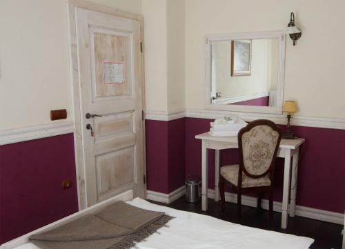 a room with a sink and a mirror and a chair at Turistična kmetija Weiss in Miklavž pri Taboru