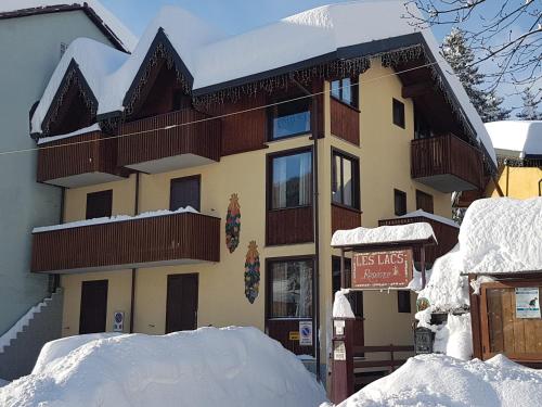 ein Gebäude mit Schnee davor in der Unterkunft Residence Les Lacs in Bardonecchia