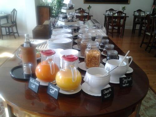 une longue table avec de nombreux bocaux de jus d'orange dans l'établissement Landhaus Bode, à Travemünde