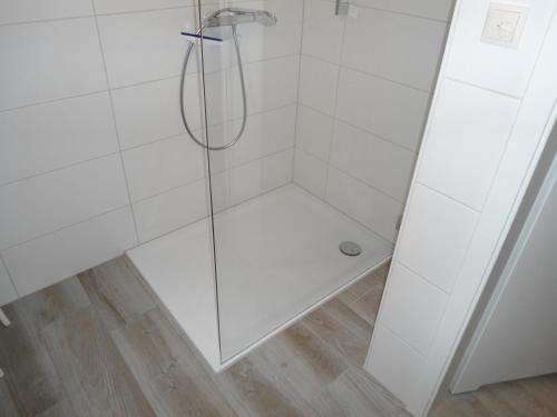 W łazience znajduje się prysznic ze szklanymi drzwiami. w obiekcie Ferienwohnung Likedeeler w mieście Wyk auf Föhr