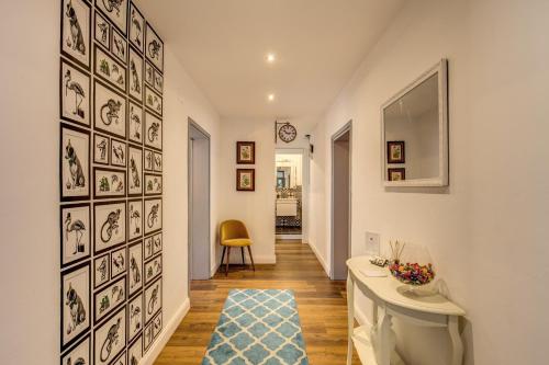 um corredor com uma casa de banho com um lavatório e um espelho em AwesHomeItaly - Vintage Rooms em Pisa