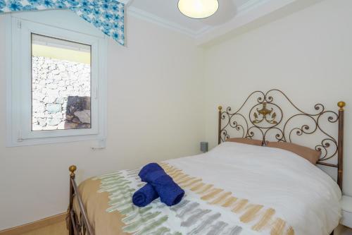 RadazulにあるPiso Paraiso La Neaのベッドルーム1室(青いタオル付きのベッド1台付)