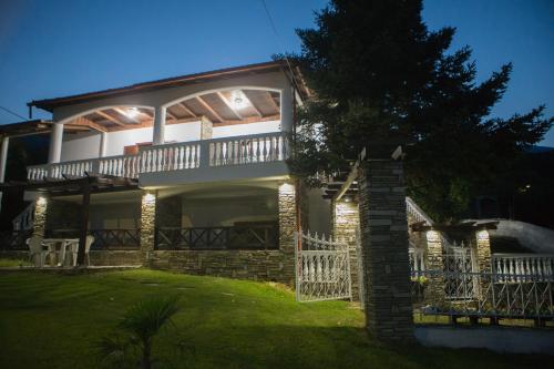 Cette grande maison dispose d'un balcon et d'une cour. dans l'établissement Villa Paradisos, à Likóstomon