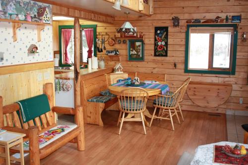 The Gingerbread Cabin – Photos 3
