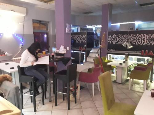 Ein Restaurant oder anderes Speiselokal in der Unterkunft Mario Sunce Apartmani 