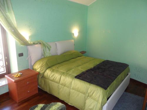 una camera con letto e piumone verde di Bed&breakfast Sole&luna a Messina