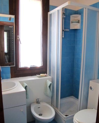 a bathroom with a shower and a toilet and a sink at Isola d'Elba Come in Barca, a un Tuffo dal Mare in Capoliveri