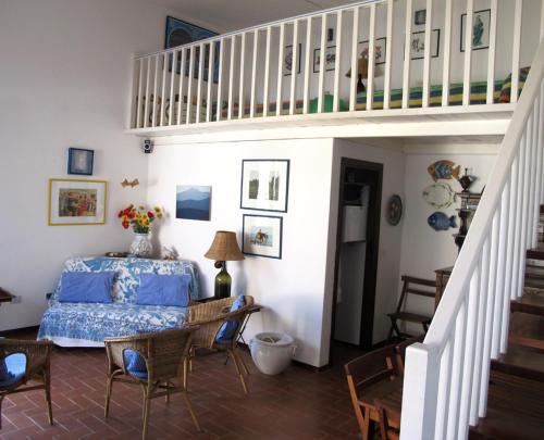 1 dormitorio con 1 cama con edredón azul en Isola d'Elba Come in Barca, a un Tuffo dal Mare, en Capoliveri