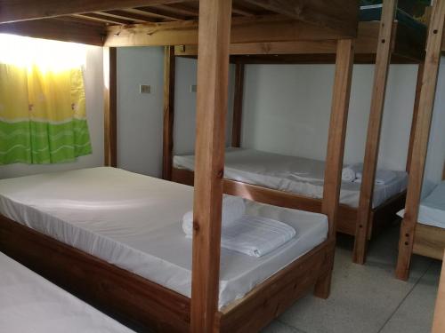 En eller flere senger på et rom på Hostel Quintonido